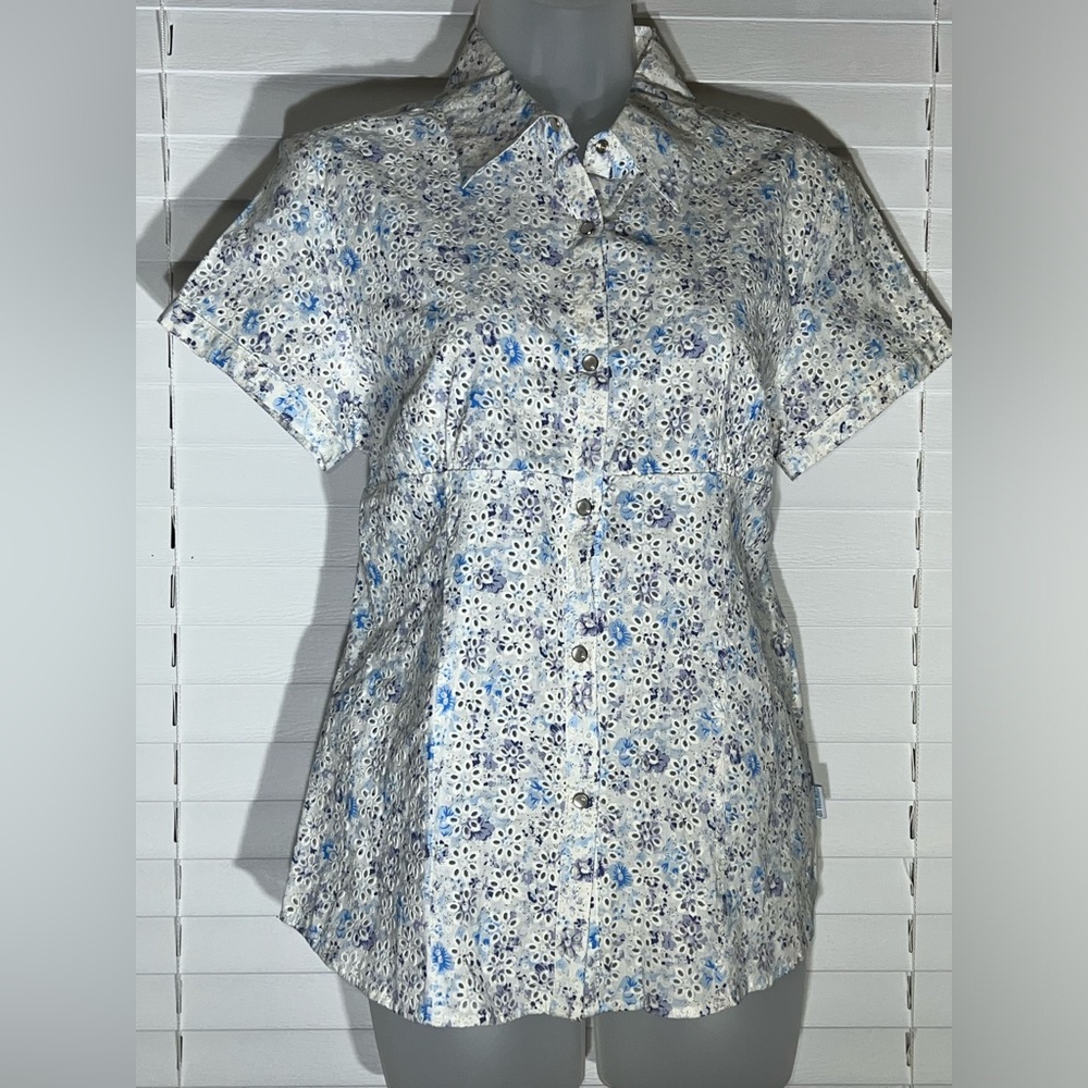 Cute Cowgirl Up Brand Shirt, Butto up, Blue and white Floral size M